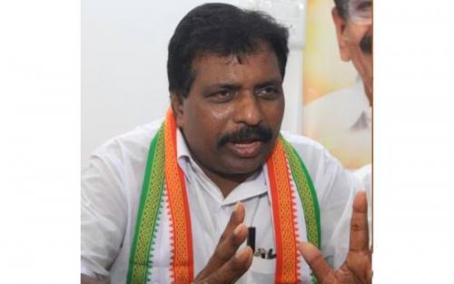 വന്ദേഭാരതിന് സ്റ്റോപ്പില്ല; ചെങ്ങന്നൂരില് കൊടിക്കുന്നില് സുരേഷ് എംപിയുടെ നേതൃത്വത്തില് പ്രതിഷേധം വന്ദേഭാരതിന് സ്റ്റോപ്പില്ല; ചെങ്ങന്നൂരില് കൊടിക്കുന്നില് സുരേഷ് എംപിയുടെ നേതൃത്വത്തില് പ്രതിഷേധം