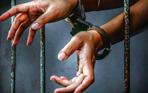 കടകളുടെ വാതിൽ തകർത്ത് കവർച്ച നടത്തിയ പ്രതി പിടിയിൽ കടകളുടെ വാതിൽ തകർത്ത് കവർച്ച നടത്തിയ പ്രതി പിടിയിൽ