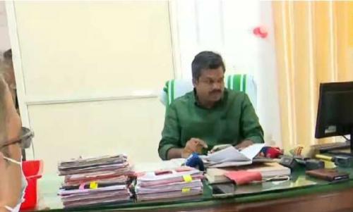 സർക്കാർ ജീവനക്കാർ കൂട്ടത്തോടെ അവധിയെടുത്ത് മൂന്നാറിലേക്ക് ഉല്ലാസയാത്ര നടത്തി; സംഭവം കോന്നി താലൂക്ക് ഓഫീസിൽ സർക്കാർ ജീവനക്കാർ കൂട്ടത്തോടെ അവധിയെടുത്ത് മൂന്നാറിലേക്ക് ഉല്ലാസയാത്ര നടത്തി; സംഭവം കോന്നി താലൂക്ക് ഓഫീസിൽ