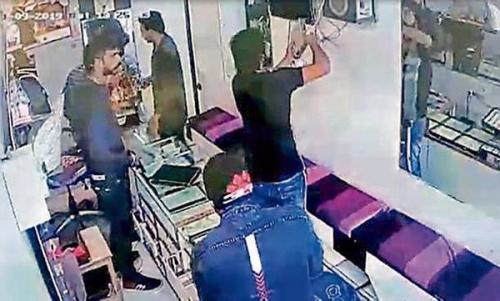 ജ്വല്ലറി കൊള്ളയടിച്ച നാലംഗ സംഘം തെളിവു നശിപ്പിക്കാന് സി.സി.ടി.വി റെക്കോര്ഡറിനു പകരം അഴിച്ചെടുത്തത് ടി.വി സെറ്റപ്പ്ബോക്സ് ജ്വല്ലറി കൊള്ളയടിച്ച നാലംഗ സംഘം തെളിവു നശിപ്പിക്കാന് സി.സി.ടി.വി റെക്കോര്ഡറിനു പകരം അഴിച്ചെടുത്തത് ടി.വി സെറ്റപ്പ്ബോക്സ്