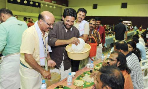 തിരുവോണ ആഘോഷങ്ങളുടെ തിരക്കിൽ വിളന്പുകാരനായി എം.എൽ.എ തിരുവോണ ആഘോഷങ്ങളുടെ തിരക്കിൽ വിളന്പുകാരനായി എം.എൽ.എ