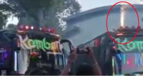 ടൂറിസ്റ്റ് ബസിന് മുകളിൽ പൂത്തിരി കത്തിച്ച് അഭ്യാസപ്രകടനം. ദുരന്തം ഒഴിവായത് തലനാരിഴയ്ക്ക് ടൂറിസ്റ്റ് ബസിന് മുകളിൽ പൂത്തിരി കത്തിച്ച് അഭ്യാസപ്രകടനം. ദുരന്തം ഒഴിവായത് തലനാരിഴയ്ക്ക്