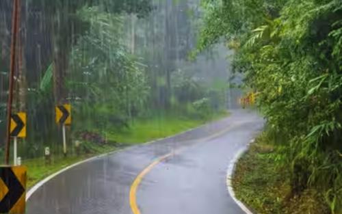 സംസ്ഥാനത്ത് മഴ കനക്കുന്നു; ഏഴ് ജില്ലകളിൽ ഓറഞ്ച് അലർട്ട്; 50 കിലോമീറ്റർ വരെ വേഗത്തിൽ കാറ്റിനും സാധ്യത