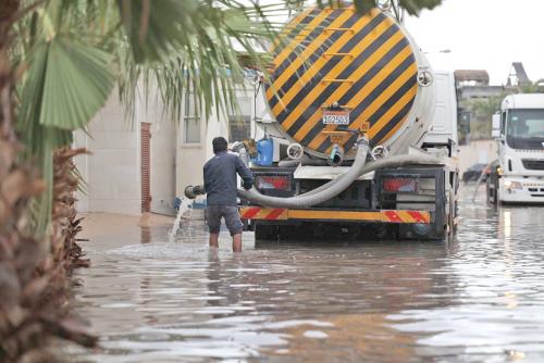 ബഹ്‌റൈനിലെ കനത്ത മഴ; വെള്ളക്കെട്ട് നീക്കി അടിയന്തര വിഭാഗം
