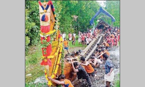 ആവേ­ശമാ­യി­ ആയാ­പറന്പ് വലി­യ ദി­വാ­ൻ­ജി­ ചു­ണ്ടൻ വള്ളം നീ­രണിഞ്ഞു­ 