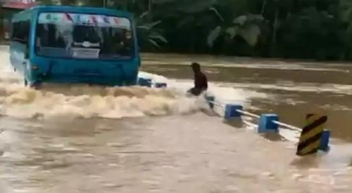 വെള്ളത്തിൽ മുങ്ങിയ പാലത്തിലൂടെ സാഹസിക യാത്ര; ബസിന് പിഴ ചുമത്തി ട്രാഫിക് പൊലീസ് വെള്ളത്തിൽ മുങ്ങിയ പാലത്തിലൂടെ സാഹസിക യാത്ര; ബസിന് പിഴ ചുമത്തി ട്രാഫിക് പൊലീസ്