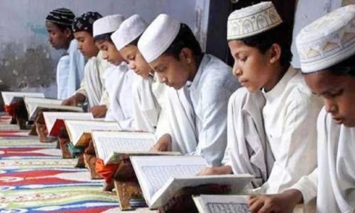 യുപിയിലെ മദ്രസകളിൽ ഇംഗ്ലീഷ്, കണക്ക്, സയൻസ് വിഷയങ്ങൾ നിർബന്ധമാക്കുന്നു യുപിയിലെ മദ്രസകളിൽ ഇംഗ്ലീഷ്, കണക്ക്, സയൻസ് വിഷയങ്ങൾ നിർബന്ധമാക്കുന്നു