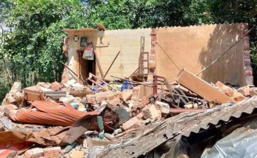 വിവാഹം മുടക്കിയ അയൽവാസിയുടെ കട ജെസിബി കൊണ്ട് ഇടിച്ചു തകർത്ത് യുവാവ് വിവാഹം മുടക്കിയ അയൽവാസിയുടെ കട ജെസിബി കൊണ്ട് ഇടിച്ചു തകർത്ത് യുവാവ്