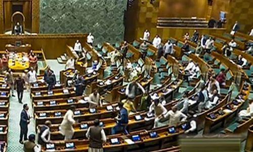 ലോക്സഭയിൽ ബഹളം; സുരക്ഷാ വീഴ്ചയിൽ ആറു കേരള എംപിമാരടക്കം15 പേർക്ക് സസ്പെൻഷൻ ലോക്സഭയിൽ ബഹളം; സുരക്ഷാ വീഴ്ചയിൽ ആറു കേരള എംപിമാരടക്കം15 പേർക്ക് സസ്പെൻഷൻ