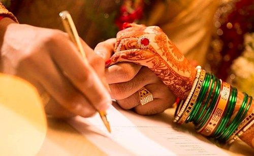 വിവാഹം രജിസ്റ്റർ ചെയ്യുമ്പോൾ മാതാപിതാക്കളിൽ ഒരാളുടെയെങ്കിലും ഒപ്പ് നിർബന്ധമാക്കണമെന്ന് പാട്ടീദാർ സംഘടനകൾ വിവാഹം രജിസ്റ്റർ ചെയ്യുമ്പോൾ മാതാപിതാക്കളിൽ ഒരാളുടെയെങ്കിലും ഒപ്പ് നിർബന്ധമാക്കണമെന്ന് പാട്ടീദാർ സംഘടനകൾ