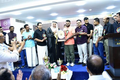 സി.എച്ച്. സ്മാരക വിഷനറി ലീഡർഷിപ്പ് അവാർഡ് പി.കെ. നവാസിന് സമ്മാനിച്ചു സി.എച്ച്. സ്മാരക വിഷനറി ലീഡർഷിപ്പ് അവാർഡ് പി.കെ. നവാസിന് സമ്മാനിച്ചു