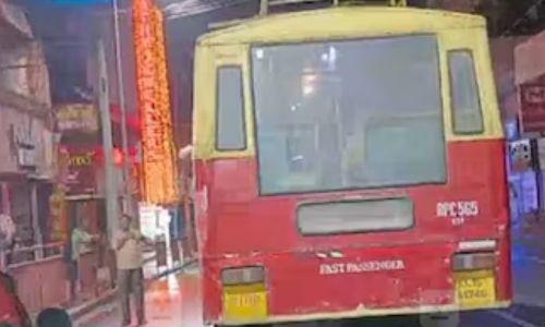 നടുറോഡിൽ ബസ് നിർത്തി ഭക്ഷണം കഴിക്കാന് പോയി; കെഎസ്ആർടിസി ഡ്രൈവർക്കെതിരെ പരാതി നടുറോഡിൽ ബസ് നിർത്തി ഭക്ഷണം കഴിക്കാന് പോയി; കെഎസ്ആർടിസി ഡ്രൈവർക്കെതിരെ പരാതി