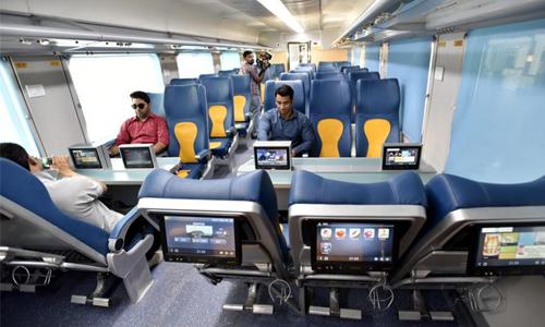 ആഡംബര ട്രെയിനായ തേജസ് കന്നിയാത്ര അവസാനിപ്പിച്ചത് ശോചനീയാവസ്ഥയില്‍