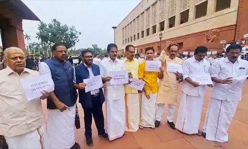 കന്യാസ്ത്രീകളുടെ അറസ്റ്റ്: പാർലമെന്‍റിന് മുമ്പിൽ കേരള എം.പിമാരുടെ പ്രതിഷേധം; അടിയന്തരപ്രമേയത്തിന് നോട്ടീസ്