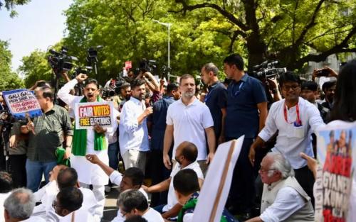 ഗ്യാനേഷ് കുമാറിന്റെ രാജി: ബാരിക്കേഡിന് മുകളിൽക്കയറി രാഹുലിന്റെ പ്രതിഷേധം; എംപിമാരെ കസ്റ്റഡിയിലെടുത്തു