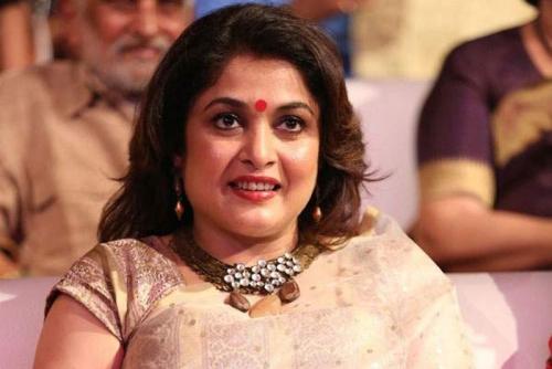 നടി രമ്യാ കൃഷ്ണന്‍റെ കാറിൽ നിന്ന് 100ലധികം മദ്യക്കുപ്പികൾ പിടികൂടി    