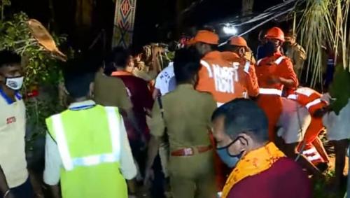 തൃശൂര് പൂരത്തിനിടെ ആല്മരം പൊട്ടി വീണ് അപകടം; രണ്ട് മരണം, നിരവധി പേര്ക്ക് പരിക്ക് തൃശൂര് പൂരത്തിനിടെ ആല്മരം പൊട്ടി വീണ് അപകടം; രണ്ട് മരണം, നിരവധി പേര്ക്ക് പരിക്ക്