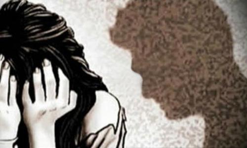 പതിനേഴുകാരിയെ അച്ഛൻ പീഡിപ്പിച്ചു: പരാതിയുമായി അമ്മ പതിനേഴുകാരിയെ അച്ഛൻ പീഡിപ്പിച്ചു: പരാതിയുമായി അമ്മ