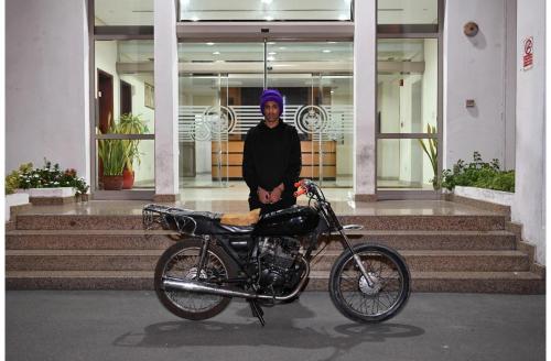 മുഹറഖിൽ വാഹനങ്ങൾ തകർത്ത 17-കാരൻ അറസ്റ്റിൽ; മുഖംമൂടി ധരിച്ചെത്തിയത് നമ്പർ പ്ലേറ്റില്ലാത്ത ബൈക്കിൽ