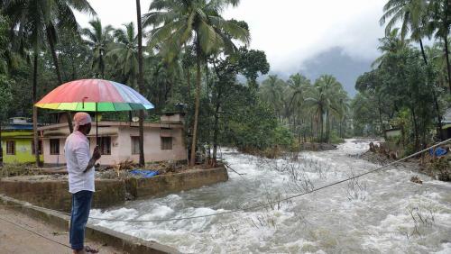 ചക്രവാതച്ചുഴി; കേരളത്തിൽ ഇന്നും നാളേയും ശക്തമായ കാറ്റിനും മഴക്കും സാധ്യത ചക്രവാതച്ചുഴി; കേരളത്തിൽ ഇന്നും നാളേയും ശക്തമായ കാറ്റിനും മഴക്കും സാധ്യത
