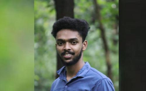 ബസ് കാത്തിരിപ്പ് കേന്ദ്രത്തിനു മുകളിൽ തെങ്ങു വീണ് വിദ്യാർത്ഥി മരിച്ചു ബസ് കാത്തിരിപ്പ് കേന്ദ്രത്തിനു മുകളിൽ തെങ്ങു വീണ് വിദ്യാർത്ഥി മരിച്ചു