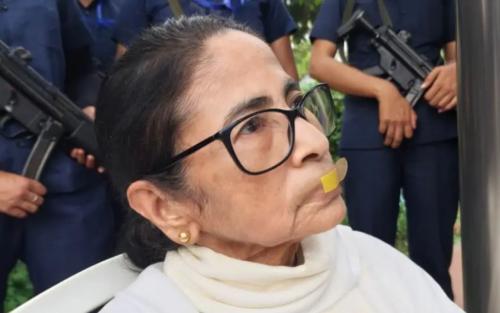 ഡൽഹിയിൽ വായിൽ ബാൻഡേജ് ഒട്ടിച്ച് പ്രതിഷേം; മമതാ ബാനർജി പോലീസ് കസ്റ്റഡിൽ