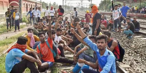 അഗ്നിപഥ് പദ്ധതി: ബിഹാറിൽ പ്രതിഷേധം അക്രമാസക്തം, റെയിൽ-റോഡ് ഗതാഗതം സ്തംഭിപ്പിച്ചു അഗ്നിപഥ് പദ്ധതി: ബിഹാറിൽ പ്രതിഷേധം അക്രമാസക്തം, റെയിൽ-റോഡ് ഗതാഗതം സ്തംഭിപ്പിച്ചു