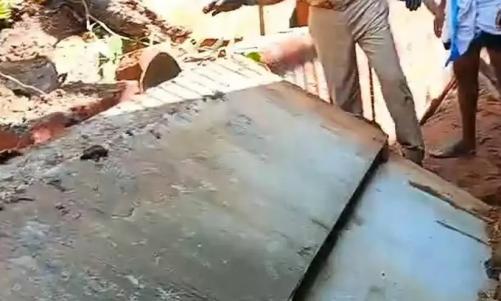 കോഴിക്കോട് ചുറ്റുമതില്കെട്ടുന്നതിനിടെ വീടിന്റെ മതിലിടിഞ്ഞ് വീണ് തൊഴിലാളി മരിച്ചു കോഴിക്കോട് ചുറ്റുമതില്കെട്ടുന്നതിനിടെ വീടിന്റെ മതിലിടിഞ്ഞ് വീണ് തൊഴിലാളി മരിച്ചു