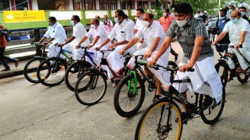 സൈക്കിൾ‍ ചവിട്ടി പ്രതിഷേധവുമായി  പ്രതിപക്ഷ നേതാവും എംഎൽ‍എമാരും നിയമ സഭയിലേക്ക്