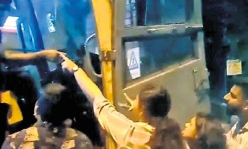 മേയർക്കും എംഎൽഎക്കും എതിരെ എഫ്ഐആറിൽ ചുമത്തിയത് ദുർബല വകുപ്പുകൾ മേയർക്കും എംഎൽഎക്കും എതിരെ എഫ്ഐആറിൽ ചുമത്തിയത് ദുർബല വകുപ്പുകൾ