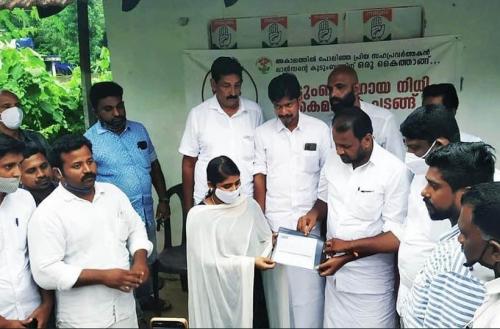 ലാൽസൻ പുള്ളിന്റെ കുടുംബത്തിന് ഐവൈസിസി സഹായധനം കൈമാറി