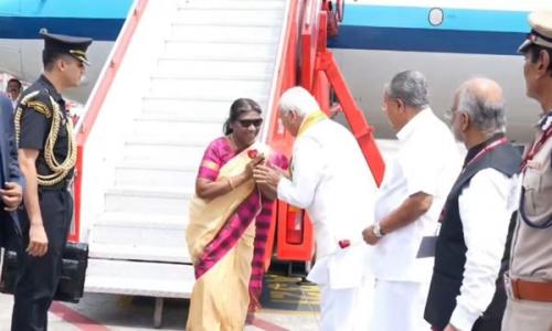 രാഷ്ട്രപതി ദ്രൗപതി മുര്മു കൊച്ചിയിൽ എത്തി രാഷ്ട്രപതി ദ്രൗപതി മുര്മു കൊച്ചിയിൽ എത്തി