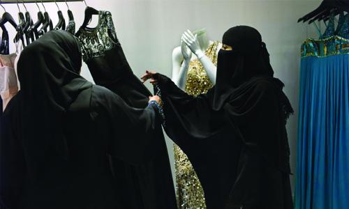 സൗ­ദി­യിൽ അന്പതിനായിരത്തോ­ളം ലേ­ഡീസ് ഷോ­പ്പു­കളിൽ പരി­ശോ­ധന 