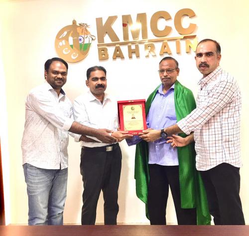 മുപ്പത് വർഷത്തെ പ്രവാസ ജീവിതം അവസാനിപ്പിച്ച് നാട്ടിലേക്ക് പോവുന്ന അബ്ദുൽ റഹ്‌മാന് കെഎംസിസി യാത്രയയപ്പ് നൽകി