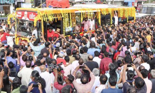 വിപ്ലവസൂര്യനെ ഒരു നോക്ക് കാണാൻ ജനസാഗരം; വിലാപയാത്ര ആലപ്പുഴ ജില്ലയിൽ വിപ്ലവസൂര്യനെ ഒരു നോക്ക് കാണാൻ ജനസാഗരം; വിലാപയാത്ര ആലപ്പുഴ ജില്ലയിൽ