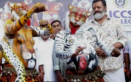 പുലിക്കളി സംഘങ്ങൾക്ക് കേന്ദ്ര ധനസഹായം അനുവദിച്ചു: നടപടിക്രമങ്ങൾ പാലിക്കാത്തതിനാലാണ് ഫണ്ട് ലഭ്യമാകാൻ കാലതാമസമെന്ന് സുരേഷ് ഗോപി