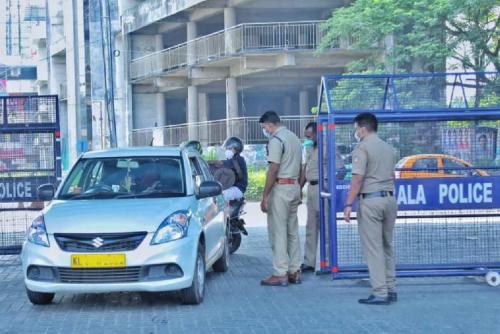 ട്രിപ്പിൾ ലോക്ക്ഡൗൺ: ബാങ്കുകൾ മൂന്ന് ദിവസം; പാല്, പത്രം വിതരണം രാവിലെ എട്ടു വരെ ട്രിപ്പിൾ ലോക്ക്ഡൗൺ: ബാങ്കുകൾ മൂന്ന് ദിവസം; പാല്, പത്രം വിതരണം രാവിലെ എട്ടു വരെ