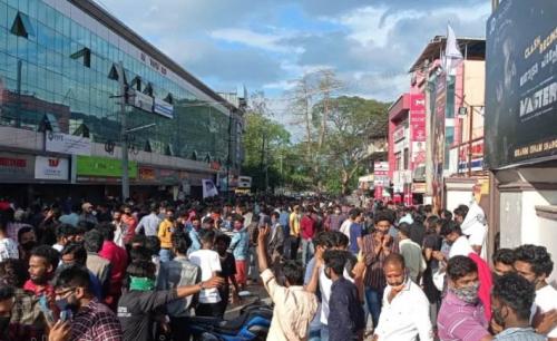 സംസ്ഥാനത്ത് തിയേറ്ററുകള്‍ തുറന്നു; പലയിടത്തും കാണികളുടെ നീണ്ടനിര