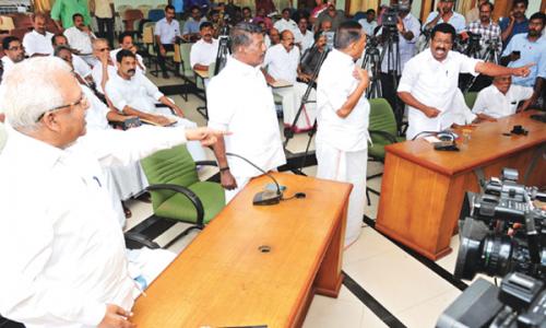 കണ്ണൂ­രിലെ സമാ­ധാ­ന യോ­ഗം അലങ്കോ­ലമാ­യി­