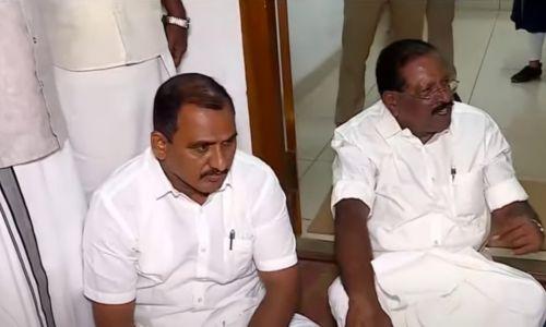 മണിക്കൂറുകൾ കാത്തുനിന്നിട്ടും ടോക്കൺ നൽകിയില്ല; കുത്തിയിരുന്ന് പ്രതിഷേധിച്ച് രാജ്മോഹന് ഉണ്ണിത്താന് മണിക്കൂറുകൾ കാത്തുനിന്നിട്ടും ടോക്കൺ നൽകിയില്ല; കുത്തിയിരുന്ന് പ്രതിഷേധിച്ച് രാജ്മോഹന് ഉണ്ണിത്താന്