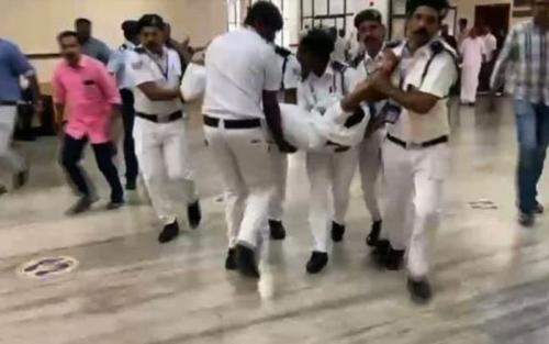 നിയമസഭാ സംഘര്ഷം; അനുവാദമില്ലാതെ ദൃശ്യങ്ങള് പകര്ത്തിയ മാധ്യമങ്ങള്ക്ക് നോട്ടീസ് നിയമസഭാ സംഘര്ഷം; അനുവാദമില്ലാതെ ദൃശ്യങ്ങള് പകര്ത്തിയ മാധ്യമങ്ങള്ക്ക് നോട്ടീസ്