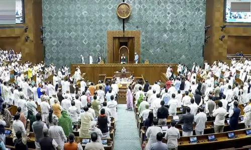 പ്രതിപക്ഷ പ്രതിഷേധത്തിൽ ലോക്‌സഭ സ്തംഭിച്ചു; നടുത്തളത്തിലിറങ്ങി മുദ്രാവാക്യം വിളിച്ചു