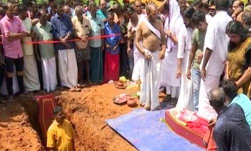 ആലുവയിൽ കൊല്ലപ്പെട്ട അഞ്ച് വയസുകാരിയുടെ മൃതദേഹം സംസ്കരിച്ചു