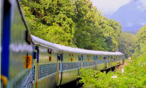 സ്റ്റോപ്പില്ലാത്തിടത്ത് ഇറങ്ങാൻ ശ്രമം; ട്രെയിനിൽ നിന്ന് വീണ് രണ്ട് പേർ മരിച്ചു സ്റ്റോപ്പില്ലാത്തിടത്ത് ഇറങ്ങാൻ ശ്രമം; ട്രെയിനിൽ നിന്ന് വീണ് രണ്ട് പേർ മരിച്ചു