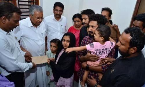 എലത്തൂരിൽ ട്രെയിൻ തീവെപ്പ്; മരിച്ചവരുടെ വീടുകൾ സന്ദർശിച്ച് മുഖ്യമന്ത്രി പിണറായി വിജയൻ എലത്തൂരിൽ ട്രെയിൻ തീവെപ്പ്; മരിച്ചവരുടെ വീടുകൾ സന്ദർശിച്ച് മുഖ്യമന്ത്രി പിണറായി വിജയൻ