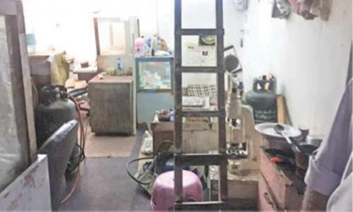 ഭൂ­വു­ടമ വൈ­ദ്യു­തി­ബന്ധം വി­ച്ഛേ­ദി­ച്ചതി­നെ­ത്തു­ടർ­ന്ന് തൊ­ഴി­ലാ­ളി­കൾ ദു­രി­തത്തിൽ