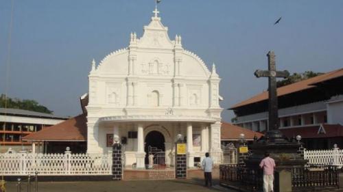 കോതമംഗലം പള്ളി ഏറ്റെടുക്കണമെന്ന ഹൈക്കോടതി ഉത്തരവ് നടപ്പാക്കാനാകില്ലെന്ന് സിആർപിഎഫ് കോതമംഗലം പള്ളി ഏറ്റെടുക്കണമെന്ന ഹൈക്കോടതി ഉത്തരവ് നടപ്പാക്കാനാകില്ലെന്ന് സിആർപിഎഫ്