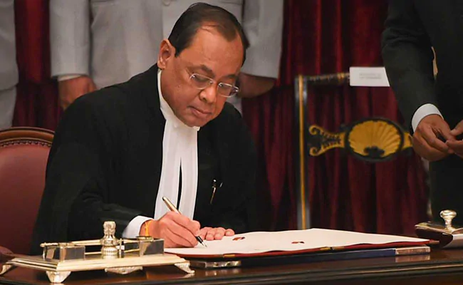 അഭിഭാഷകർക്ക് താക്കീതുമായി ചീഫ് ജസ്റ്റീസ്; മര്യാദയ്ക്ക് പെരുമാറാത്ത പക്ഷം കോടതിയലക്ഷ്യ നടപടി അഭിഭാഷകർക്ക് താക്കീതുമായി ചീഫ് ജസ്റ്റീസ്; മര്യാദയ്ക്ക് പെരുമാറാത്ത പക്ഷം കോടതിയലക്ഷ്യ നടപടി