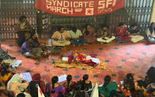 എസ്എഫ്ഐ സമരം: വിസിയുടെ പ്രതീകാത്മക ശവസംസ്‌കാരം നടത്തിയിട്ടില്ല, തകരാറിലായ ലൈറ്റുകളുടെ ശവമഞ്ചമാണ് നാടകമാക്കിയതെന്ന് എസ്എഫ്ഐ