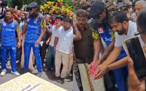 പുതുപ്പള്ളിയിൽ ഹെലികോപ്റ്ററിലിറങ്ങി യൂണിവേഴ്സൽ ബോസ്: ഉമ്മൻ ചാണ്ടിയുടെ കല്ലറയിൽ പ്രണാമമർപ്പിച്ചു